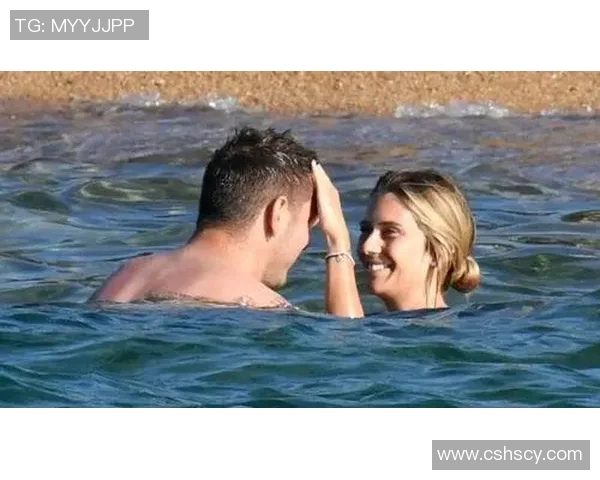 足球明星与爱妻甜蜜互动展现幸福生活引发网友热议 足球明星与爱妻甜蜜互动展现幸福生活引发网友热议