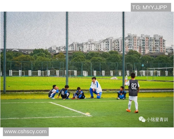 足球明星亲临现场与球迷互动热情高涨引发观众席欢呼声不断